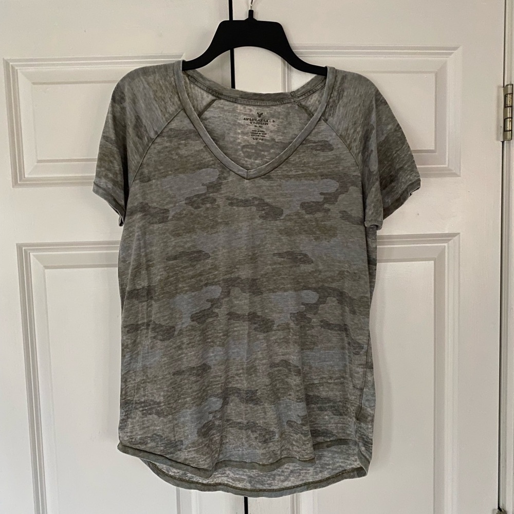 AEO V-neck green camo camouflage t-shirt tee